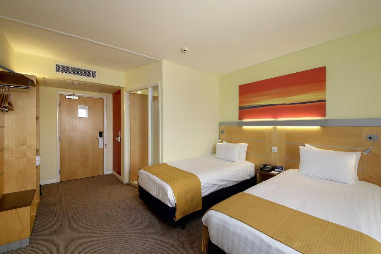 Holiday Inn Express London - Newbury Park, An Ihg Hotel Eksteriør bilde