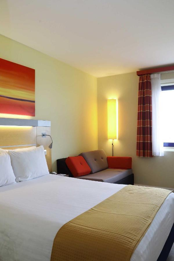 Holiday Inn Express London - Newbury Park, An Ihg Hotel Eksteriør bilde