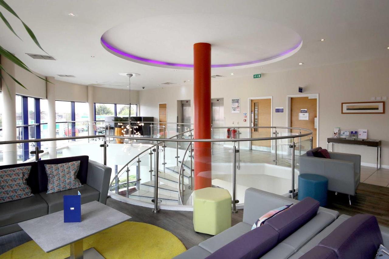 Holiday Inn Express London - Newbury Park, An Ihg Hotel Eksteriør bilde
