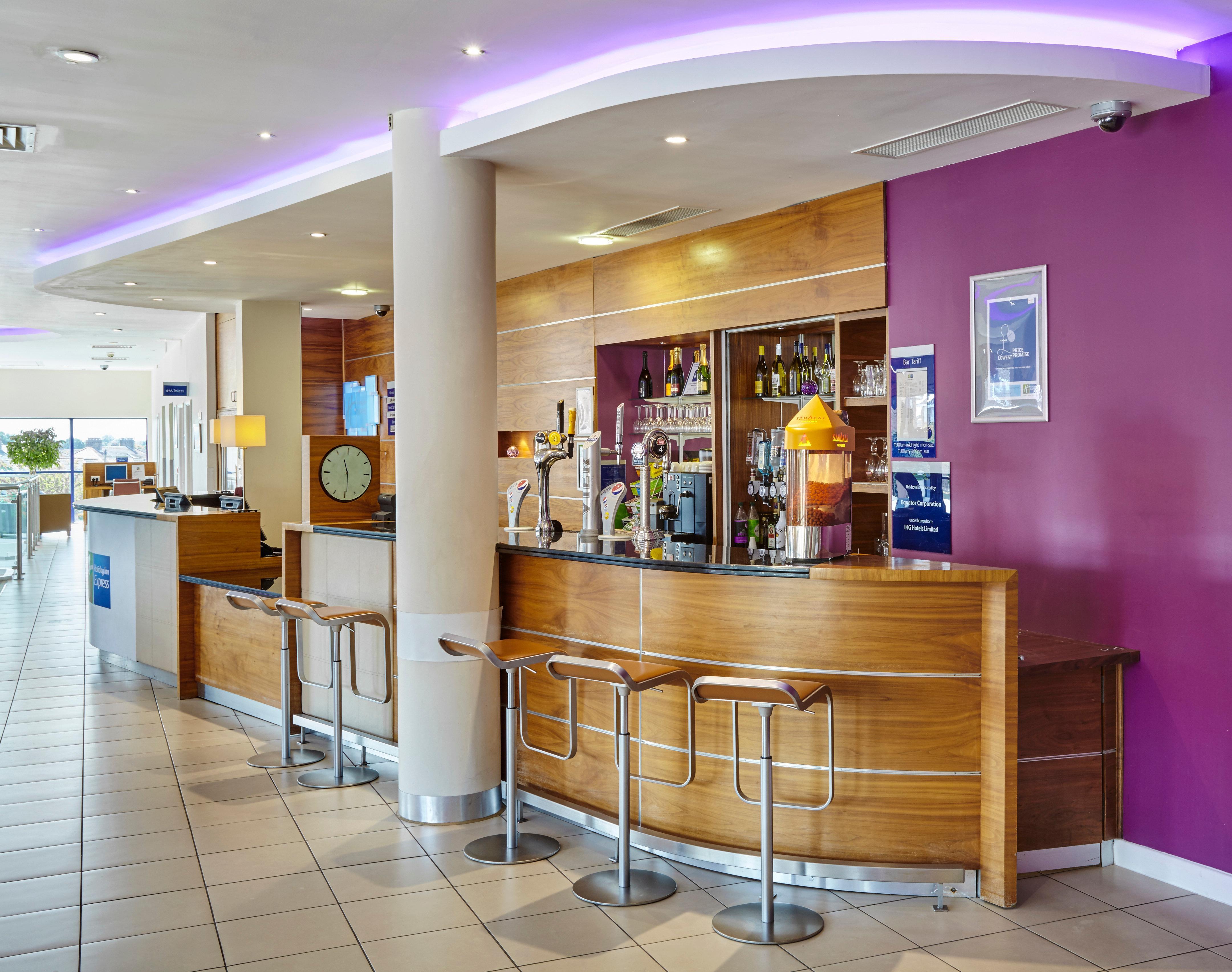 Holiday Inn Express London - Newbury Park, An Ihg Hotel Eksteriør bilde