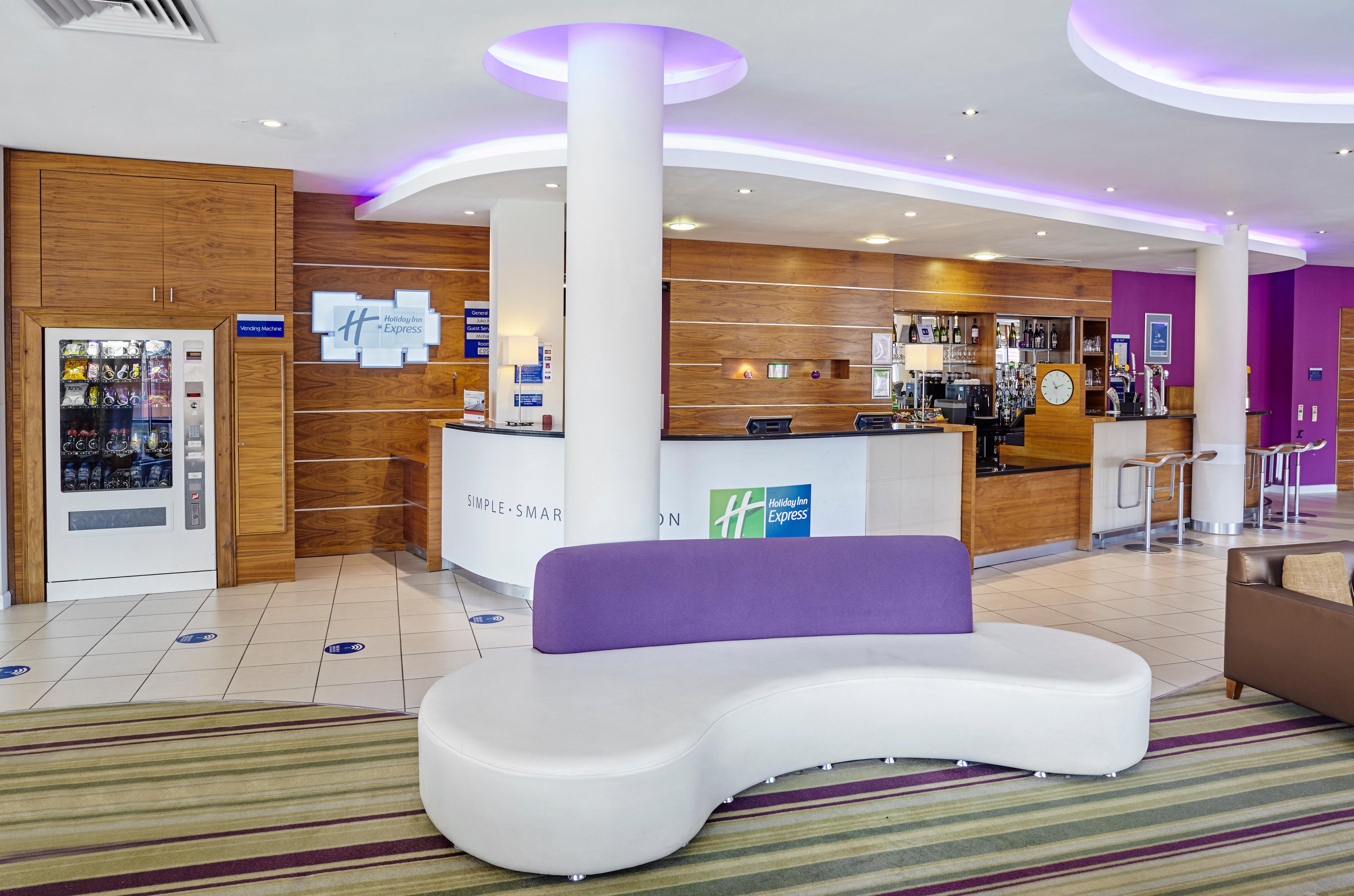 Holiday Inn Express London - Newbury Park, An Ihg Hotel Eksteriør bilde