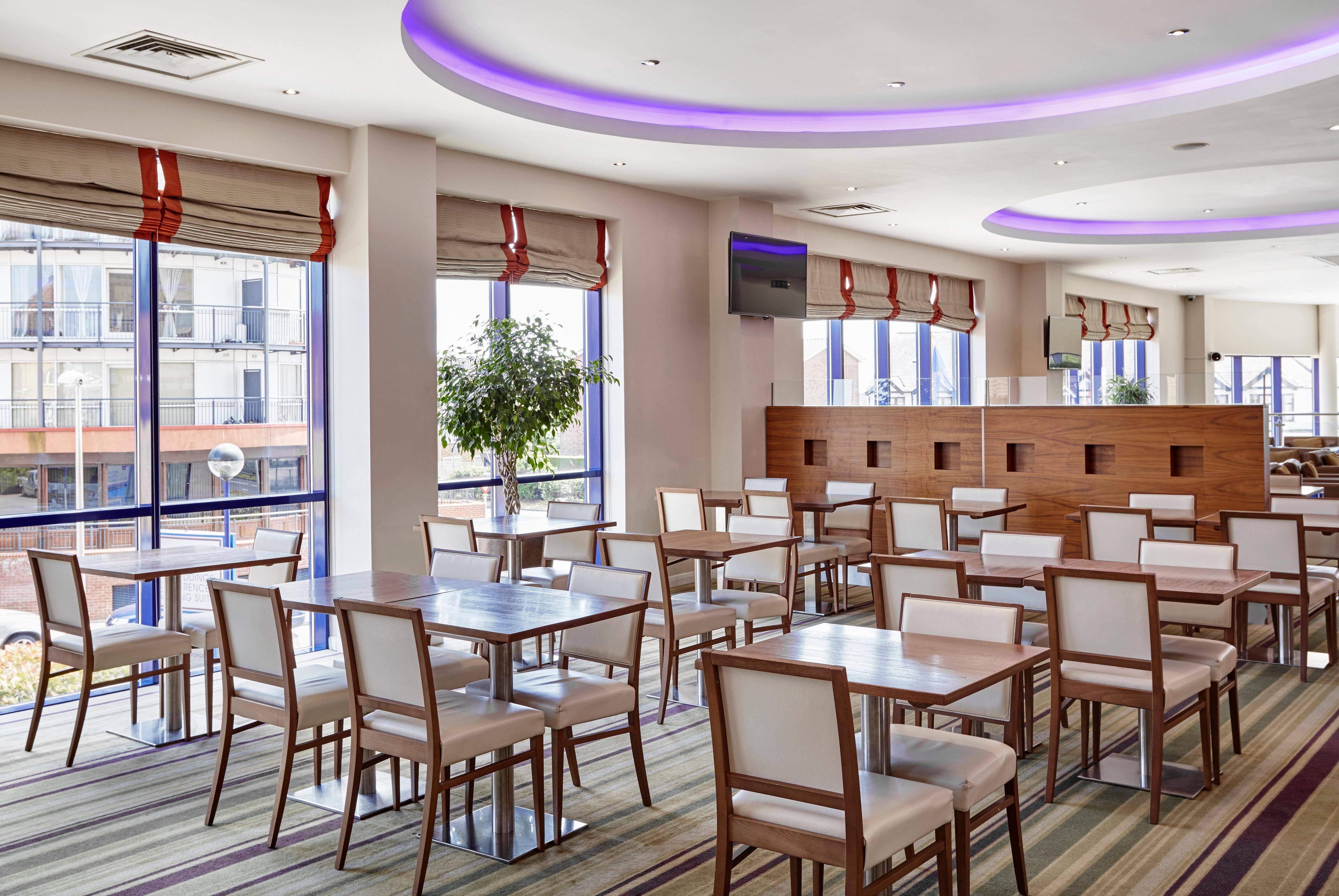 Holiday Inn Express London - Newbury Park, An Ihg Hotel Eksteriør bilde