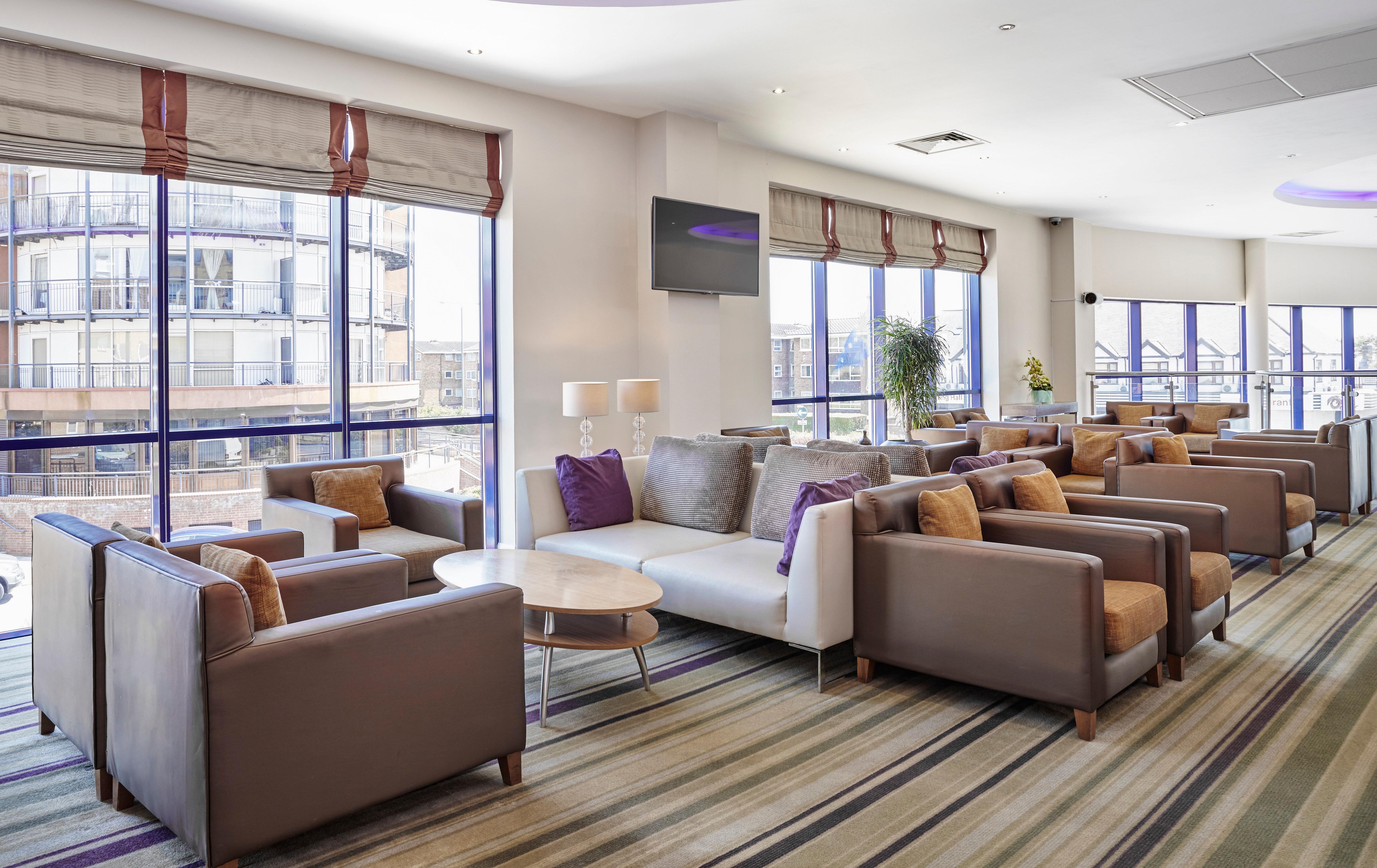Holiday Inn Express London - Newbury Park, An Ihg Hotel Eksteriør bilde