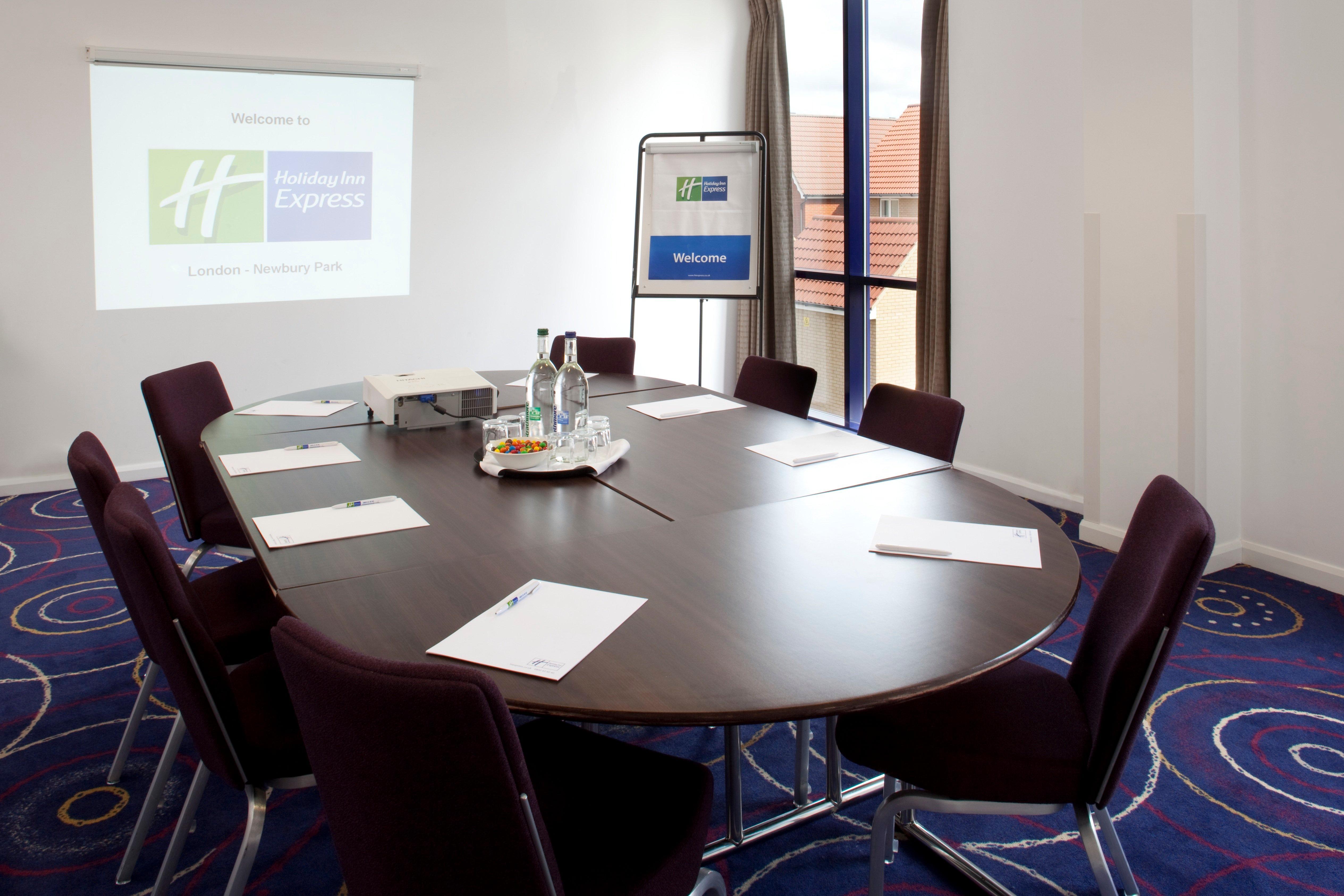 Holiday Inn Express London - Newbury Park, An Ihg Hotel Eksteriør bilde