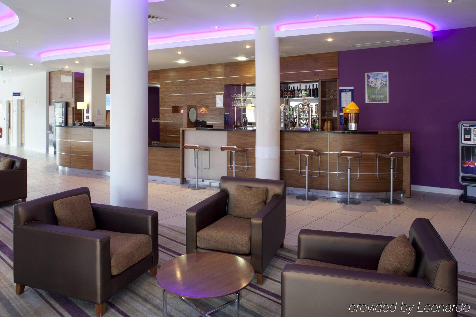 Holiday Inn Express London - Newbury Park, An Ihg Hotel Restaurant bilde