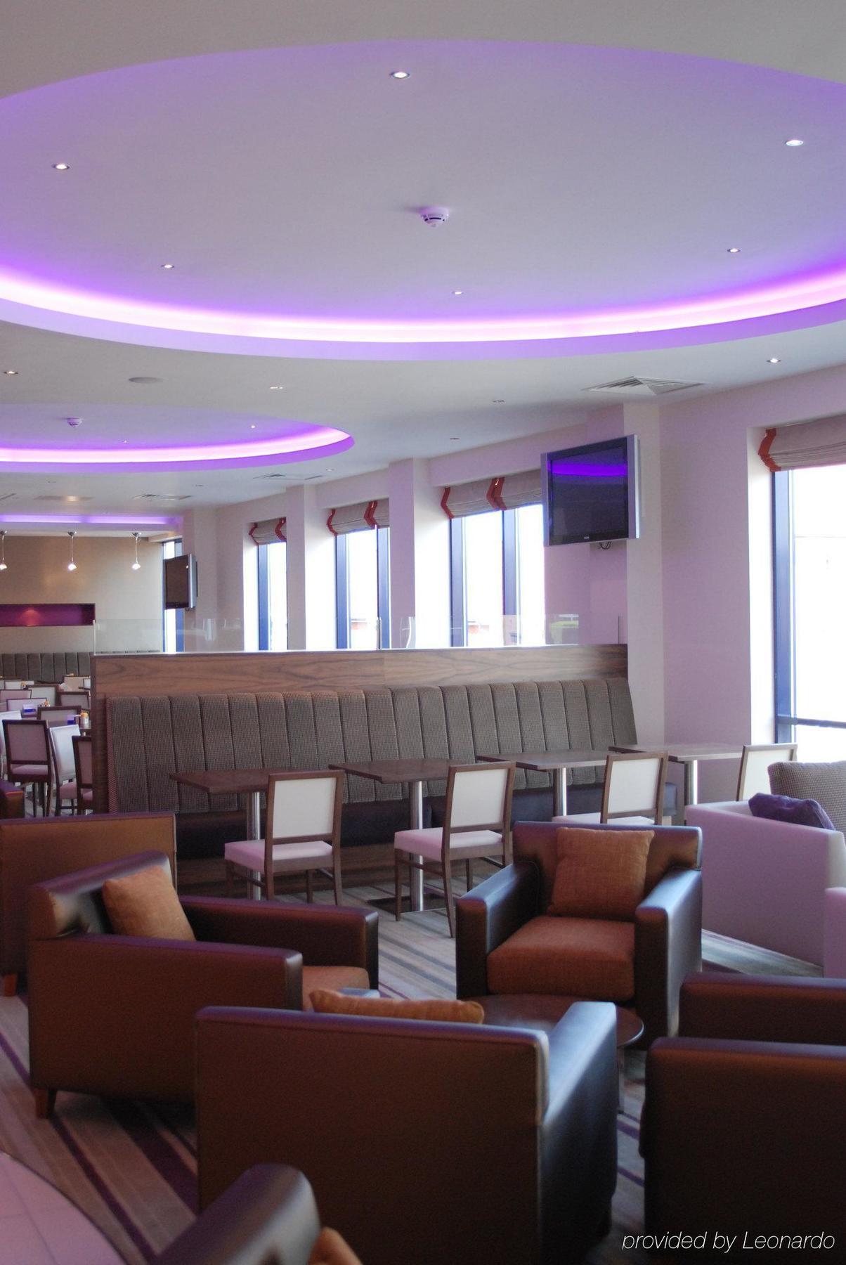Holiday Inn Express London - Newbury Park, An Ihg Hotel Restaurant bilde