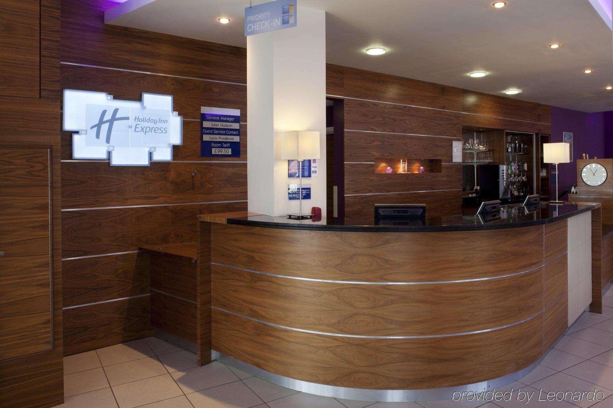 Holiday Inn Express London - Newbury Park, An Ihg Hotel Eksteriør bilde