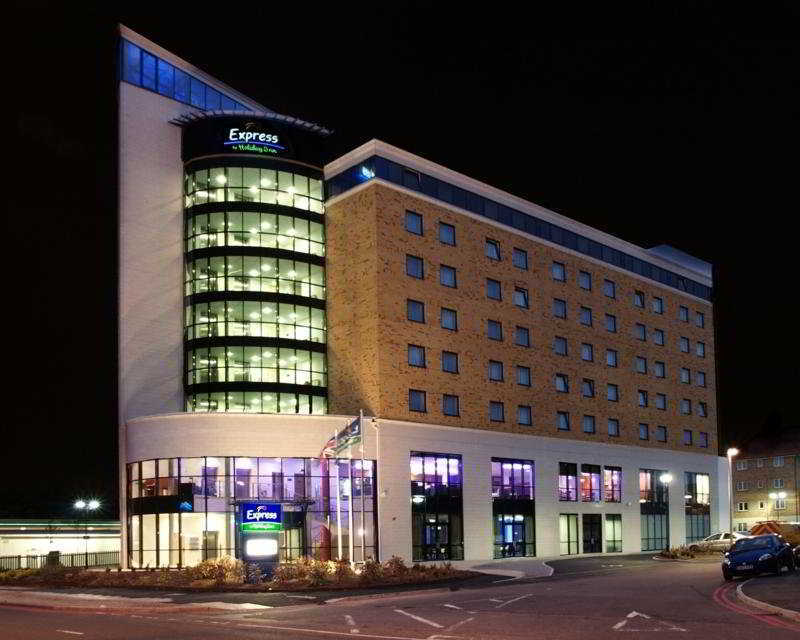 Holiday Inn Express London - Newbury Park, An Ihg Hotel Eksteriør bilde
