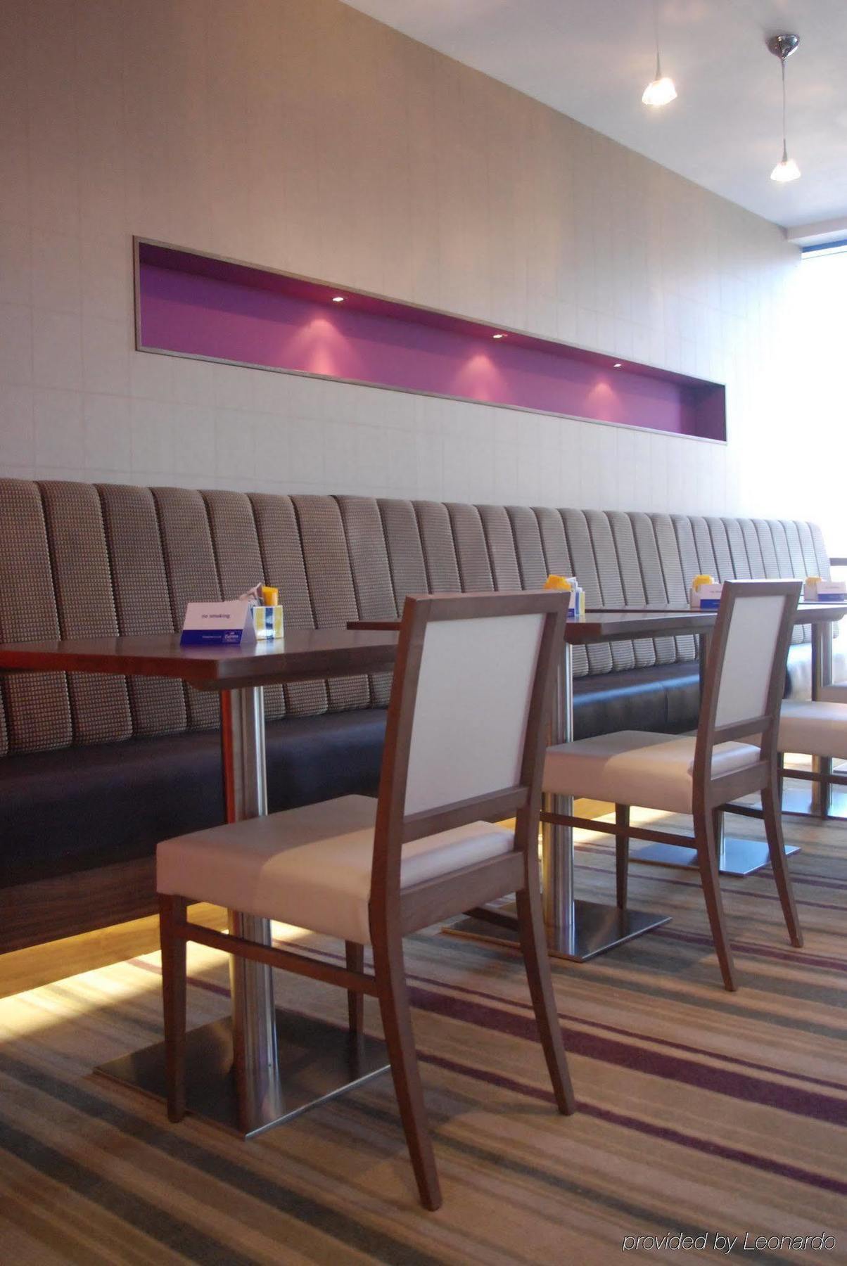 Holiday Inn Express London - Newbury Park, An Ihg Hotel Restaurant bilde