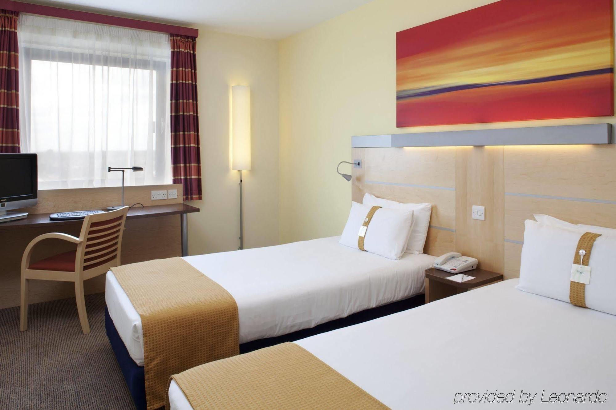 Holiday Inn Express London - Newbury Park, An Ihg Hotel Eksteriør bilde